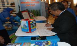 Dirjen SDPPI (Bpk. Muhammad Budi Setiawan) mengisi buku tamu pada Stand Ditjen SDPPI
