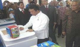 Menteri Kemkominfo, Bpk Tifatul Sembiring menyempatkan diri mengisi buku tamu pada Stand Ditjen SDPPI