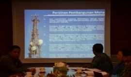 Direktur Standardisasi Perangkat Pos dan Informatika, Bpk. Bambang Suseno sedang menjelaskan cara perhitungan tarif dan besar restribusi pengendalian menara telekomunikasi