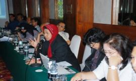 Antusiasme peserta dalam mengajukan pendapatnya pada acara workshop yang diadakan oleh Ditjen SDPPI