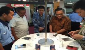 Dirjen SDPPI, M. Budi Setiawan (kedua dari kanan) dan Direktur Standardisasi PPI, Bambang Suseno (kedua dari kiri) meninjau pabrik ponsel 4G dalam negeri