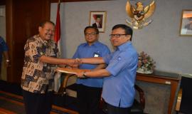 Direktur Pengendalian SDPPI (kanan), secara simbolis menyerahkan dokumen Berita Acara Serah Terima (BAST)  kepada Kepala Balai Monitor Kelas II Yogyakarta, Slamet Wibowo, di saksikan Dirjen SDPPI 