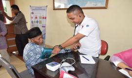 Salah seorang tenaga medis Kemkominfo sedang memeriksa pasien lanjut usia pada pemeriksaan dan pengobatan gratis  yang dipusutkan di Kantor Loka Spektrum Frekuensi Radio Bandar Lampung (31/5).  Kegiatan dalam rangka peringatan Hari Kebangkitan Nasional tersebut  diberikan kepada warga Desa Hajimena, Lampung Selatan yang sedang membutuhkan pelayanan kesehatan.