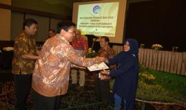 Ibu Neneng Sobihah menerima piagam dari Sesditjen SDPPI