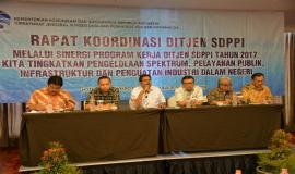 Dirjen SDPPI didampingi pimpinan perwakilan satuan kerja (ki-ka John Burman (Dit. Standardisasi), Denny Setiawan (Plt. Direktur Penataan Sumber Daya), Dwi Handoko(Direktur Pengendalian), Yayat Hidayat (Direktorat Operasi Sumber Daya), dan Bambang Sugiyarto (Setditjen SDPPI) membuka sesi diskusi 
