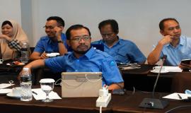Kepala Subbagian Pelaksanaan Anggaran, Among Wardoyo  mengikuti jalannya rapat persiapan  lokakarya  Tahun 2017. Kegiatan persiapan rapat lokakarya diselenggarakan di Hotel Royal Padjajaran-Bogor (8/2)