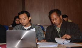 Tampak dua orang staf Bagian Keuangan sedang mengecek kelengkapan  dokumen-dokumen usualan revisi program kerja yang disampaikan oleh tiap-tiap satuan kerja .  Rapat Penelaahan dilaksanakan  di Hotel Salak Tower, Bogor-Jawa Barat (16/2).