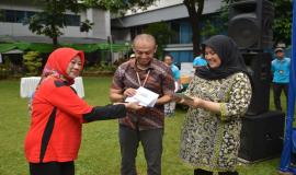 Sekjen Kominfo, Farida Dwi Cahyarini menyerahkan hadiah kepada Tim SDPPI (20/4). A-Team dari Ditjen SDPPI menjadi Juara 3 (tiga) pada lomba penurunan berat badan dalam program Kartini Sehat.