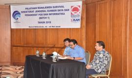 Dirjen SDPPI Ismail beserta Sesditjen SDPPI Sadjan dan Pendiri Quantum HRM Internasional mempersiapkan diri sebelum melakukan arahan dan kata pengantar pada acara Pelatihan Manajemen Survival di Jakarta (16/5).