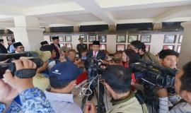 Menkominfo Rudiantara menjawab pertanyaan-pertanyaan dari wartawan pada acara Tebar Bunga di Taman Makam Pahlawan Kalibata, Jakarta sebagai rangkaian peringatan Hari Kebangkitan Nasional ke-110 di lingkungan Kemkominfo (18/5).