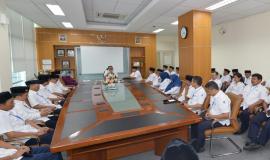 Diskusi seusai upacara yang dipimpin langsung oleh Dirjen SDPPI Ismail pada Upacara Peringatan Hari Kebangkitan Nasional yang ke-110 di halaman kantor Balai Monitor Spektrum Frekuensi Radio Kelas I Bandung, Jawa Barat, Senin (21/5).