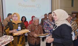 Sekjen Kemkominfo Farida Dwi Cahyarini memberikan bingkisan kepada pegawai yang memasuki purnabhakti 1 Juli 2018 (29/6).