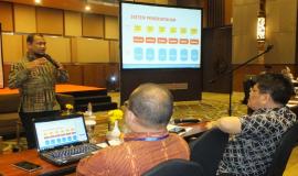 Narasumber Chandra Yulistia SE, Akt Ikatan Auditor Sitem Informasi Indonesia sedang memberikan Paparannya Terkait Tata Kelola TI