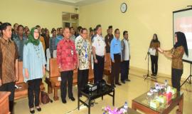 Peserta Undangan SDPPI,Terus Dorong Nelayan Gunakan Radio Komunikasi Yang Tepat dan Aman sedang menyanyikan Lagu Indonesia Raya
