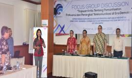 Petugas Drijen Direktorat Jenderal Sumber Daya dan Perangkat Pos dan Informatika berdiri menyanyikan lagu Indonesia Raya 18/10 2018