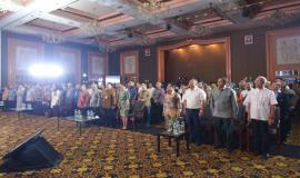 Seluruh Pejabat Ditjen SDPPI dan undangan menyanyikan Lagu Kebangsaan Indonesia Raya dalam kegiatan Launching Inovasi dan Penganugerahan Apresiasi Mitra Inovasi SDPPI 2018 (26/11).