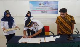 Penandatanganan Pakta Integritas oleh Kepala Balai Pendidikan dan Pelatihan Transportasi Laut (BP2TL) Jakarta Selatan Kementerian Perhubungan Bapak Sukirno pada Rabu (27/3).