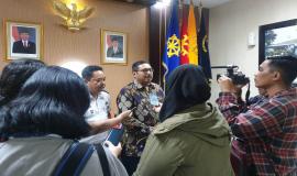 Dirjen SDPPI Ismail menjawab pertanyaan-pertanyaan dari para wartawan dalam sesi wawancara pada kegiatan Ujian Negara Radio Elektronika dan Operator Radio (UN REOR) Angkatan XIII 2019 di Semarang (30/4).