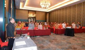 Seluruh peserta menyanyikan Lagu Kebangsaan Indonesia Raya dalam kegiatan Temu Mitra Pelayanan Perizinan SFR dan SOR di Banten (21/5).
