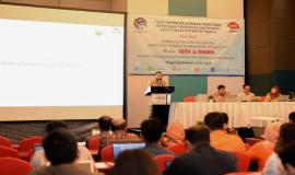 Kepala Seksi Pengelolaan Data Operasi Sumber Daya Tata Hadinata sebagai salah satu narasumber memberikan paparan dalam kegiatan Temu Mitra Pelayanan Perizinan SFR dan SOR di Banten (21/5).