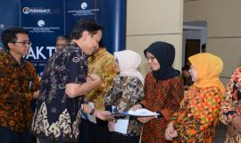 Penyerahan Tunjangan Hari Tua dan uang pensiun oleh Staf Ahli Menteri Bidang Hukum Henri Subiakto pada acara Pelepasan Purnabakti Kominfo di Jakarta (24/5).