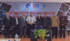 Direktur Penataan Sumber Daya Denny Setiawan foto bersama para pembicara pada kegiatan Workshop on Advances in Satellite Technologies di Jakarta (25/7).