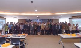 Foto bersama oleh pembicara dan peserta yang hadir pada kegiatan Workshop on Advances in Satellite Technologies di Jakarta (25/7).
