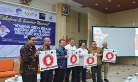 Menkominfo Rudiantara foto bersama para narasumber termasuk Dirjen SDPPI Ismail pada kegiatan Talkshow dan Seminar Nasional Indonesia Technology Forum di Jakarta (2/8).