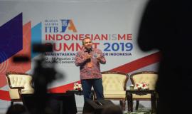 Direktur Utama Badan Aksesibilitas Telekomunikasi Dan Informasi Anang Latif menjadi moderator di sesi pertama di hari pertama forum diskusi panel pada kegiatan Indonesianisme Summit 2019 di Jakarta (13/8).