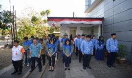 Seluruh peserta upacara termasuk para undangan menundukkan kepala sebagai penghormatan kepada pahlawan-pahlawan yang telah gugur pada Upacara peringatan Hari Ulang Tahun Ke-74 Republik Indonesia, di Bandung (17/8).