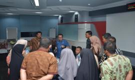 Kabag Umum dan Kepegawaian Hasyim Fiater bersama Kabalmon Kelas I Bandung Zainuddin Kalla memberikan pesan kepada peserta OJT Ditjen SDPPI (30/8).