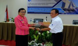 Kabalmon Kupang memberkan Cindramata berupa Pelekap kepada Wakil Bupati Manggarai Barat (drh. Maria Geong,phd) 13/11/2019