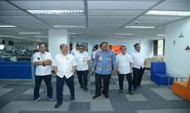 Dirjen SDPPI Ismail bersama dengan jajaran berkunjung ke ruang kerja baru Direktorat Operasi Sumber Daya dan Direktorat Penataan Sumber Daya di Wisma Antara, Jakarta Pusat (14/1).