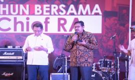 Dirjen SDPPI Ismail memimpin doa bersama pada acara Syukuran 5 Tahun bersama Chief RA dan seluruh civitas Kemkominfo di Lapangan Anantakupa, Jakarta (22/10).