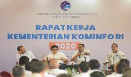 Dirjen SDPPI Ismail menjawab pertanyaan dalam sesi diskusi pada kegiatan Rapat Kerja Kemkominfo RI di Labuan Bajo, Nusa Tenggara Timur (4/3).