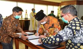 Direktur Penataan Sumber Daya Denny Setiawan menandatangani berita acara pelantikan Pejabat Fungsional di lingkungan Ditjen SDPPI (29/6).
