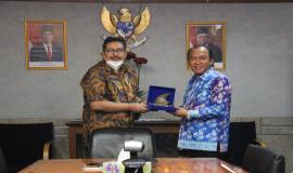 Dirjen SDPPI Ismail mendapatkan cenderamata yang diberikan oleh Wakil Walikota Tegal Muhamad Jumadi (7/8).