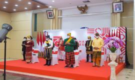 Menkominfo beserta pejabat Eselon I di lingkungan Kemkominfo menundukkan kepala sebagai penghormatan kepada pahlawan-pahlawan yang telah gugur pada Upacara Peringatan Detik-Detik Proklamasi Kemerdekaan Republik Indonesia secara virtual di Ruang Serbaguna Kemkominfo, Jakarta (17/08/2020).