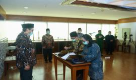 Perwakilan pejabat menandatangani Berita Acara Pelantikan yang diwakilkan oleh Hasyim Fiater dan Gita Patulak dan disaksikan oleh Sesditjen SDPPI R Susanto dan Direktur Penataan Sumber Daya Denny Setiawan sebagai saksi (28/8).