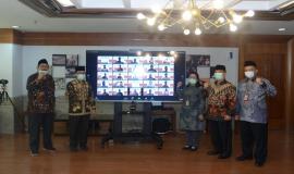 Pejabat yang dilantik melakukan foto bersama dengan Dirjen SDPPI Ismail yang ditemani oleh Sesditjen SDPPI R Susanto, dan Direktur Penataan Sumber Daya Denny Setiawan (28/8).