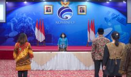 Sekretaris Jenderal Kemkominfo Rosarita Niken Widiastuti memimpin kegiatan Pengangkatan dan Pelantikan Jabatan Administrasi ke dalam Jabatan Fungsional di Jakarta, Selasa (13/10/2020).