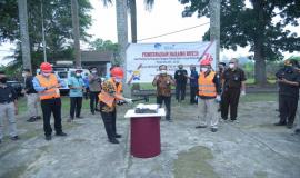 Sesditjen SDPPI R Susanto secara simbolik membuka kegiatan Pemusnahan Barang Bukti Hasil Penertiban yang bertempat di Lapangan Balai Monitor SFR Kelas I Tangerang, Selasa (31/08/2021).