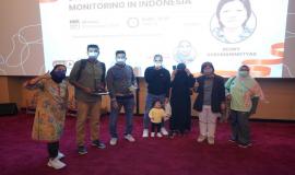 Subkoordinator Monitoring Spektrum Frekuensi Radio Renny Kusumaningtyas foto bersama dengan peserta yang hadir di Paviliun Indonesia, (27/12).