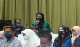 Salah satu peserta dari Universitas Hamzanwadi memberikan pertanyaan pada kegiatan yang diselenggarakan pada Jumat 17 Agustus 2021 di Hotel Astoria Mataram.