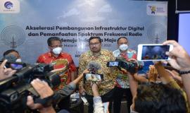Dirjen SDPPI Ismail lakukan press conference dengan media lokal dan nasional yang didampingi oleh Plt. Sesditjen SDPPI Sabirin Mochtar dan Sesditjen PPI Wayan Tony Supriyanto, Jumat (17/12).