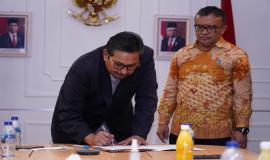 Direktur Jenderal SDPPI Ismail menandatangani berita acara sertijab Kepala Besar Pengujian Perangkat Telekomunikasi, (11/10).