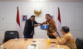 Direktur Jenderal SDPPI Ismail memberikan cenderamata kepada Tony Tovik Hidayat, Selasa (11/10).