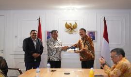 Plt. Sesditjen SDPPI Sabirin Mochtar didampingi oleh Direktur Jenderal SDPPI Ismail memberikan cenderamata kepada Tony Tovik Hidayat, (11/10).