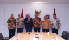 Direktur Jenderal SDPPI Ismail bersama dengan jajaran Eselon II di Direktorat Jenderal SDPPI lakukan foto bersama dengan Bapak Tony Tovik Hidayat, Selasa (11/10).