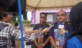 Kepala Loka Monitor SFR Mamuju Muhammad Takdir didampingi  Ketua Tim Kerja Monev SFR dan APT Halfien melayani permintaan wawancara dari media setempat.